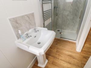 a bathroom with a sink and a shower at Levendale Pod in Yarm