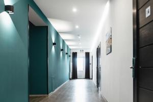 a hallway with green and white walls and a door at Geography in Veresneve