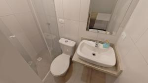 Pousada BRAWAY في كوريتيبا: حمام ابيض مع مرحاض ومغسلة