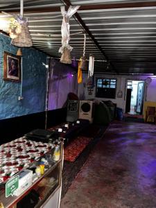 una habitación con una mesa y una habitación con una habitación en Baba hostel en Pushkar