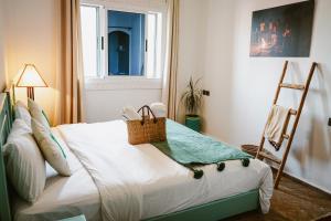 سرير أو أسرّة في غرفة في Dar Sultana Guesthouse Surf Morocco