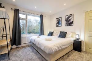 Un pat sau paturi într-o cameră la Llanberis Grove - Stylish 4 Bedroom House, close to the city centre
