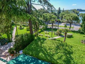 Κήπος έξω από το Hotel Marko