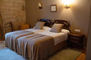 zwei nebeneinander stehende Betten in einem Schlafzimmer in der Unterkunft Casa Rural Rectoral de Armariz in Nogueira de Ramuin + 18 Fotos