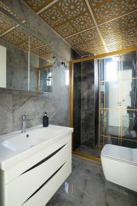 uma casa de banho com um lavatório, um chuveiro e um WC. em Villa Wonder em Dalyan
