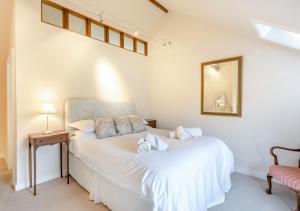 מיטה או מיטות בחדר ב-Plough Cottage