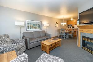 Телевизор и/или развлекательный центр в Westwood Shores Waterfront Resort