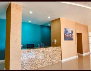 un vestíbulo con un mostrador con una pared azul en Large Luxurious Beach Front 1 Bedroom at Bayfront Villa, en Portmore