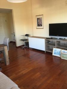 ein Wohnzimmer mit einem großen Flachbild-TV in der Unterkunft Delizioso attico a Talenti in Rom