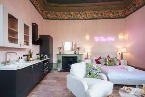 The Rose Nobel - 1 Bed Studio Apartment in Bristol by Mint Stays في بريستول: مطبخ وغرفة معيشة مع سرير ومغسلة