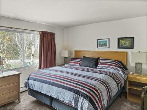 - une chambre avec un lit et une fenêtre dans l'établissement Clocktower condo, à Ludlow