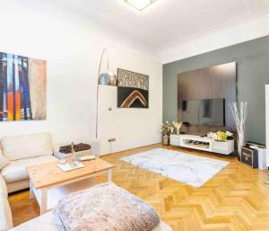 un soggiorno con divano e tavolo di Prague Elite Residences - Parizska street apartment 150 m2 a Praga