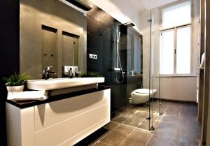 La salle de bains est pourvue d'un lavabo et d'une douche. dans l'établissement Prague Elite Residences - Parizska street apartment 150 m2, à Prague