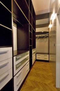  La cuisine est équipée de placards blancs et d'un réfrigérateur. dans l'établissement Prague Elite Residences - Parizska street apartment 150 m2, à Prague