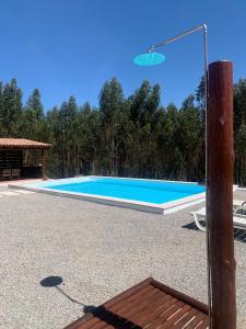 una piscina in mezzo a un cortile di Monte da Rocha a Santiago do Cacém