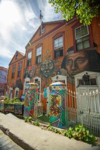 un edificio con un mural en el costado en Hospedaje y Espacio Cultural La Casa Del Puerto, Cerro Alegre, en Valparaíso