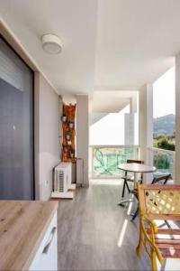 a living room with a table and chairs and a window at [3' a piedi dal mare] CASITA DEL MAR...Mare & Arte in Grottammare