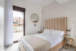 um quarto com uma cama grande e uma janela grande em Superbe villa vue mer pour des vacances de rêve em Finestrat