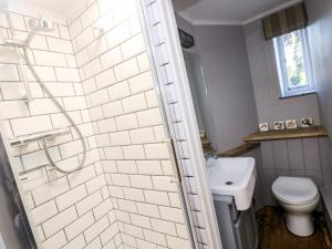 un baño con inodoro y lavabo en Roncon's Villa, en Penzance 26 fotos más