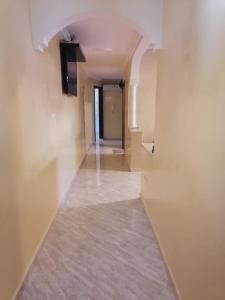 une chambre vide avec un couloir au plafond dans l'établissement Atomium, à Agadir