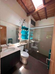 uma casa de banho com um lavatório, um WC e um chuveiro em Casa de Campo Piedras Blancas em Medellín