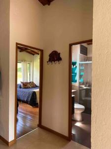 uma sala com um quarto com uma cama e um espelho em Casa de Campo Piedras Blancas em Medellín