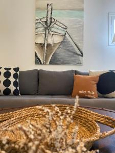 una sala de estar con sofá y una pintura de un barco en Loft de playa en Mar del Plata