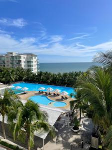 vistas a la piscina desde el balcón de un complejo en Căn hộ OCEAN 2PN view nhìn ra biển A212, en Ấp Ngọc Hải