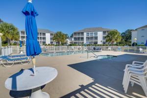 Fotografie z fotogalerie ubytování Myrtle Beach Condo with Screened Porch and Pool Access v destinaci Myrtle Beach