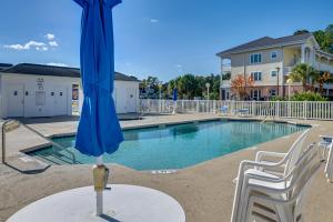 Fotografie z fotogalerie ubytování Myrtle Beach Condo with Screened Porch and Pool Access v destinaci Myrtle Beach