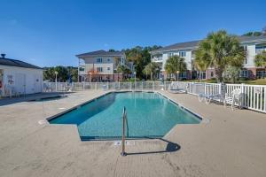 Fotografie z fotogalerie ubytování Myrtle Beach Condo with Screened Porch and Pool Access v destinaci Myrtle Beach