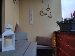 um quarto com uma mesa com uma vela em Ferienwohnung Harzluchs mit Balkon, Netflix und Sauna im Haus em Hohegeiß