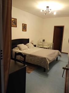 1 dormitorio con 1 cama y 1 mesa en My Colombo Place en Lisboa