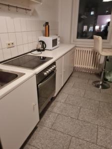 eine Küche mit einer Spüle und einer Mikrowelle in der Unterkunft DE SIGNATURE 2 in Berlin