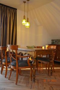 - une salle à manger avec une table et des chaises en bois dans l'établissement Arte Gdańsk, à Gdańsk