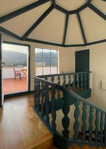 sala de estar con escalera y balcón en Casa da Agrela, en Ponte da Barca