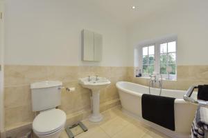 Afbeelding uit fotogalerij van Amazing 100 year old church Rectory in Brentwood