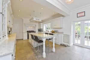 Afbeelding uit fotogalerij van Amazing 100 year old church Rectory in Brentwood +12 foto's