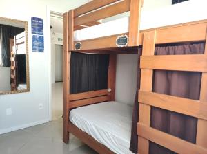 um quarto com 2 beliches num quarto em Pousada Easy Floripa em Florianópolis