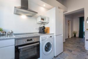 a kitchen with a washer and dryer in a room at San Miguel Tranquilo Moderno in Jerez de la Frontera