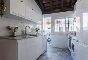 a white kitchen with a sink and a dishwasher at San Miguel Tranquilo Moderno in Jerez de la Frontera +70 photos
