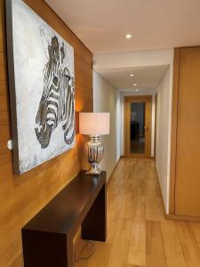 um quarto com uma pintura de uma zebra na parede em Penthouse Terrace Apartment em Ponta Delgada