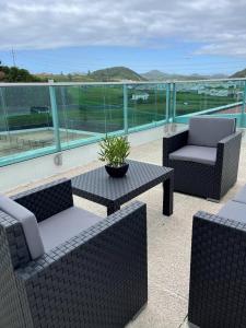 un patio con 2 sedie e un tavolo sul balcone di Penthouse Terrace Apartment a Ponta Delgada