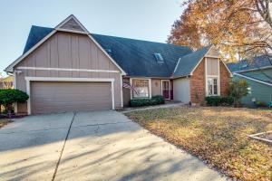 una casa con garaje en Overland Park Family Home with Game Room and Backyard!, en Overland Park