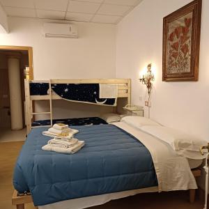 una camera con letto e piumone blu di Ca' Le Rose a Bagnolo San Vito