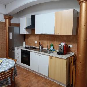 Ca' Le Rose في Bagnolo San Vito: مطبخ بخزائن بيضاء ومغسلة +27 صورة