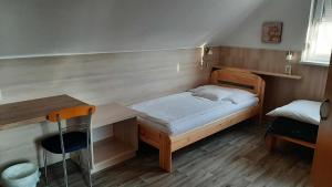 A bed or beds in a room at HARTMANN PANZIÓ