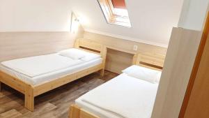A bed or beds in a room at HARTMANN PANZIÓ