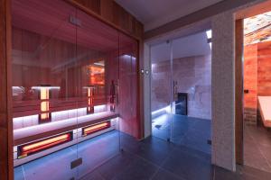 bagno con cabina doccia e parete in vetro di Hof van In & Wellness a Hasselt