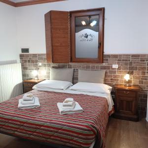 a bedroom with a large bed with towels on it at Ca' Le Rose in Bagnolo San Vito